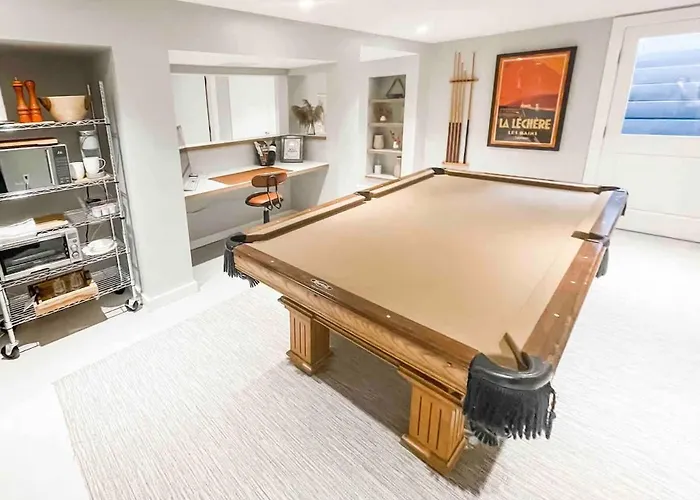 Modern Westport Studio With Pool Table & Lounge