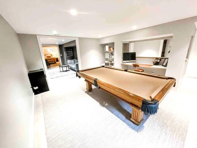 Modern With Pool Table & Lounge Apartment *